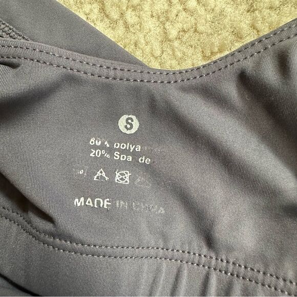 Gray align style cropped tank top - Picture 9 of 10
